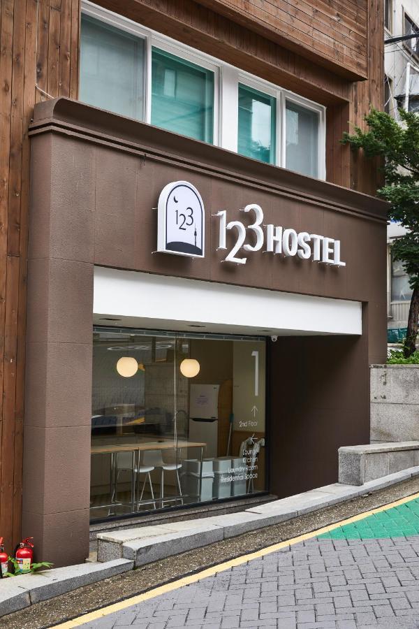Auberge de jeunesse 123 *